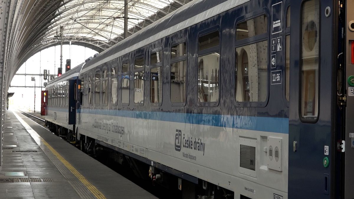 U Běchovic srazil vlak člověka, provoz na trati mezi Kolínem a Prahou stál